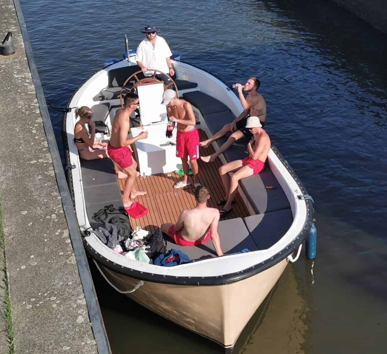 Sloep met schipper van De Sloep van Kapitein Haddock in Almere